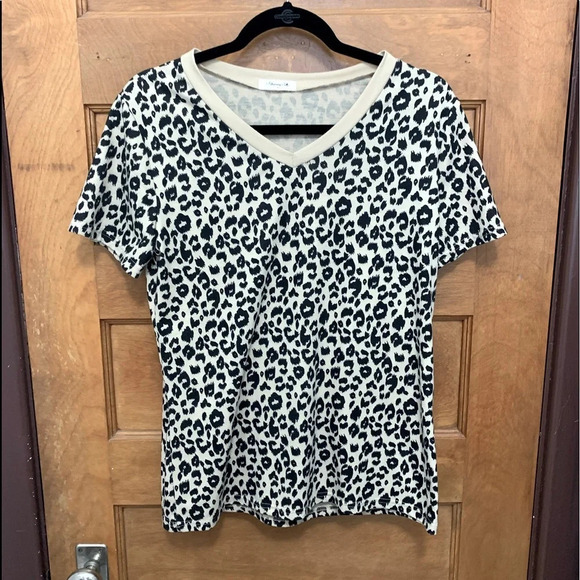 Blooming Jelly V-Neck Leopard Tee - Picture 3 of 7